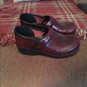 Maroon danskos
